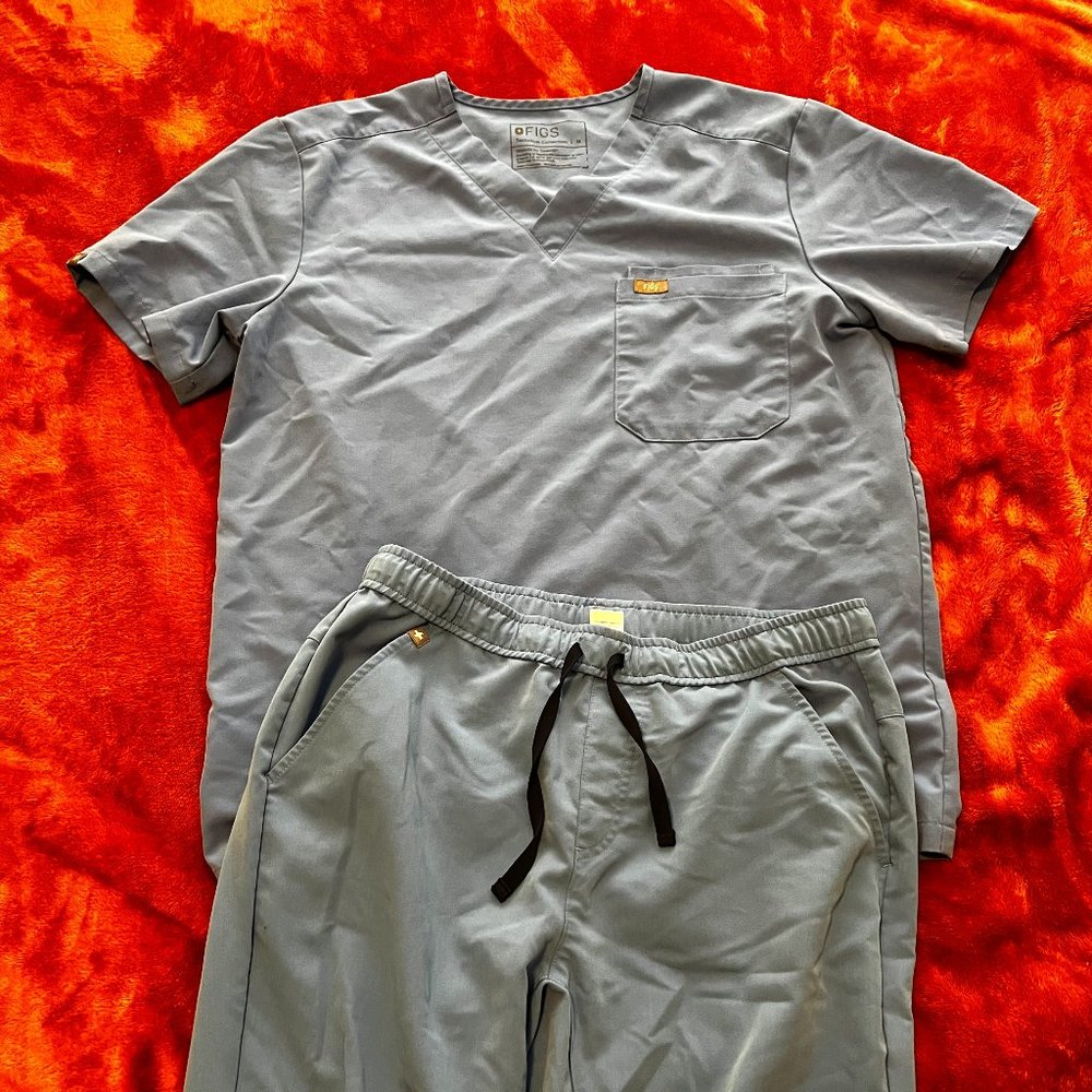 FIGS Ceil Blue Leon Two-Pocket scrub top and Tansen scrub pants